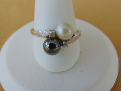 14KT White Gold Pearl & Hematite Estate Ring: Diamond Accent