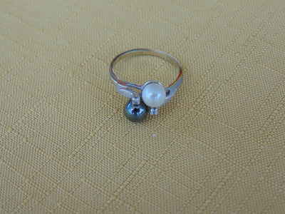 14KT White Gold Pearl & Hematite Estate Ring: Diamond Accent