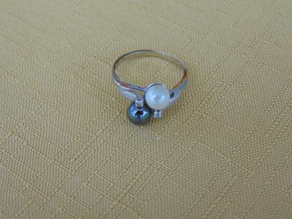 14KT White Gold Pearl & Hematite Estate Ring: Diamond Accent
