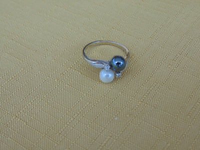 14KT White Gold Pearl & Hematite Estate Ring: Diamond Accent