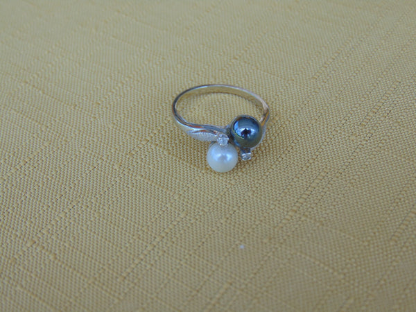 14KT White Gold Pearl & Hematite Estate Ring: Diamond Accent
