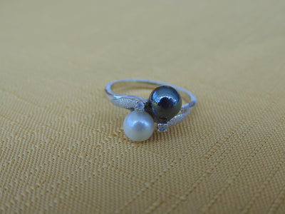 14KT White Gold Pearl & Hematite Estate Ring: Diamond Accent