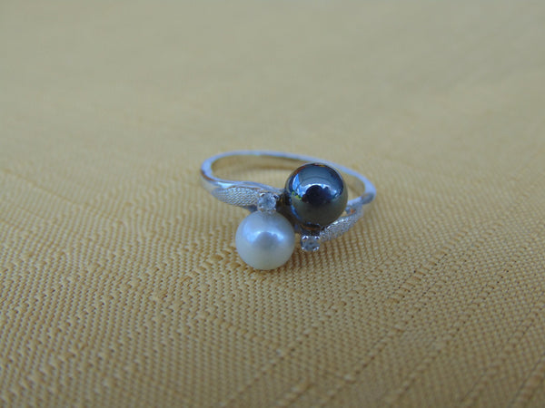 14KT White Gold Pearl & Hematite Estate Ring: Diamond Accent