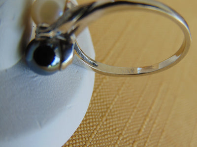 14KT White Gold Pearl & Hematite Estate Ring: Diamond Accent