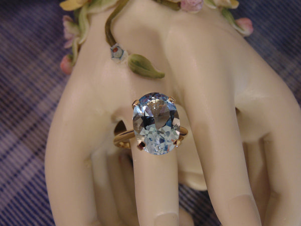 14K Yellow Gold Light Blue Topaz Oval Solitaire Ring - Size 6 1/2