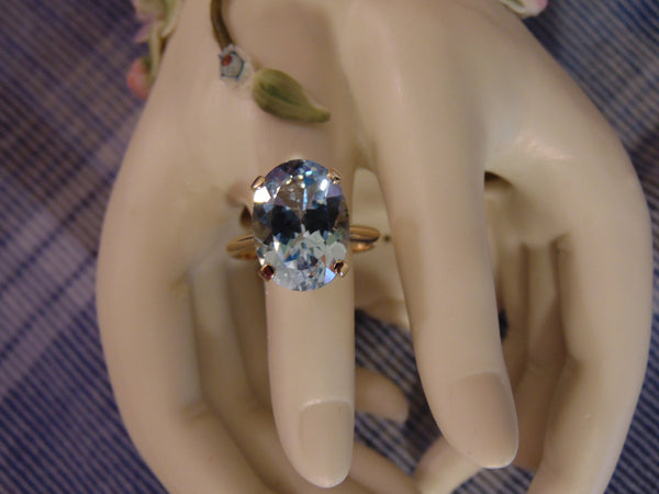 14K Yellow Gold Light Blue Topaz Oval Solitaire Ring - Size 6 1/2