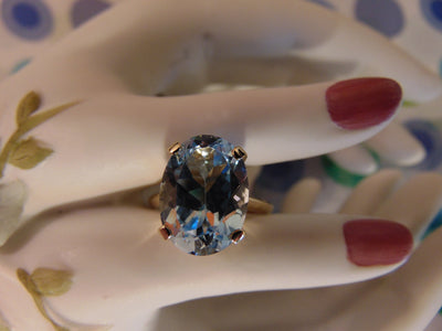 14K Yellow Gold Light Blue Topaz Oval Solitaire Ring - Size 6 1/2