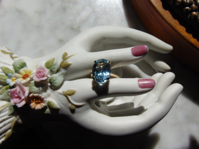 14K Yellow Gold Light Blue Topaz Oval Solitaire Ring - Size 6 1/2