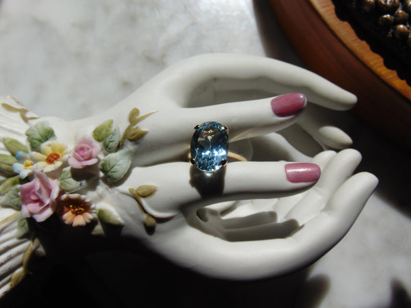 14K Yellow Gold Light Blue Topaz Oval Solitaire Ring - Size 6 1/2