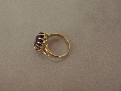 14K Yellow Gold Oval Amethyst Ring - Size 5.5