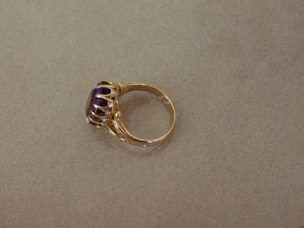 14K Yellow Gold Oval Amethyst Ring - Size 5.5