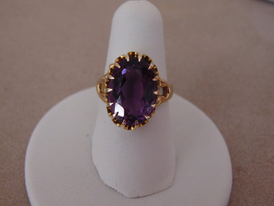 14K Yellow Gold Oval Amethyst Ring - Size 5.5