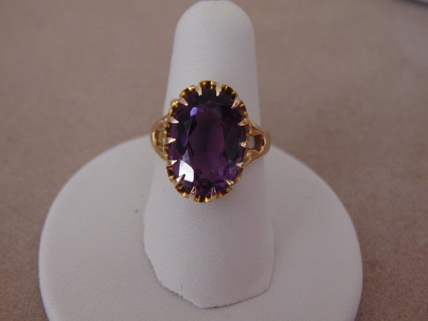 14K Yellow Gold Oval Amethyst Ring - Size 5.5