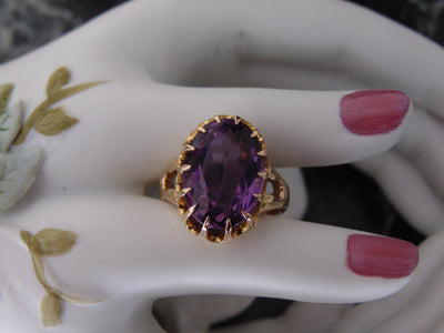 14K Yellow Gold Oval Amethyst Ring - Size 5.5