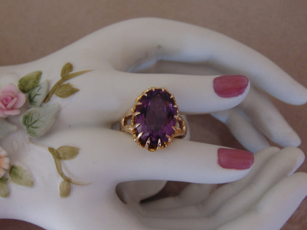 14K Yellow Gold Oval Amethyst Ring - Size 5.5
